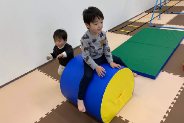 またがって遊ぶ子供