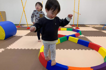 バランスをとって遊ぶ子供